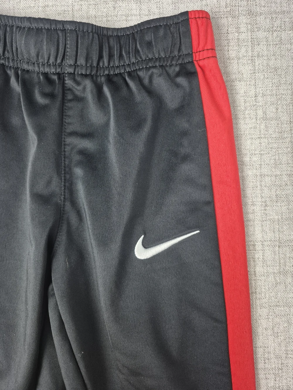 Nike Boys Black Red Tracksuit Set Size 5 4-5T - Picture 10 of 15